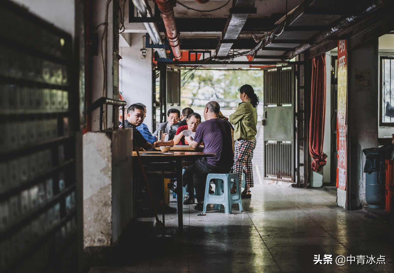 重庆“魔幻”民居24层无电梯，今成网红打卡地，86岁设计者回忆“就想留下能让人议论的东西”