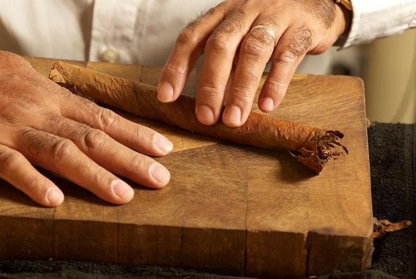 古巴的烟到底有多贵?为何中国游客一根一根的买?看完总算明白了