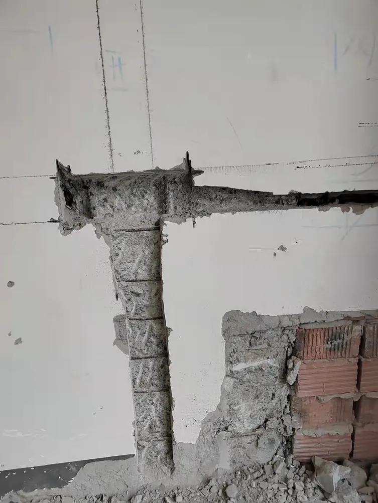 邻居装修打穿楼板业主索赔被拒,楼板打穿物业公司有责任吗