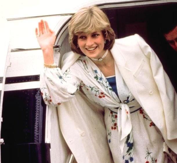 戴安娜在机场喊爸爸,菲利普亲王和戴安娜恋爱过程