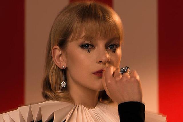 金饰小配饰巧搭配,个性金饰时尚搭配