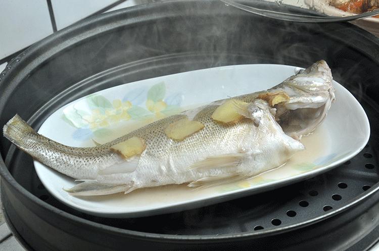 泰式酸辣柠檬鲈鱼,泰国菜柠香蒸鲈鱼