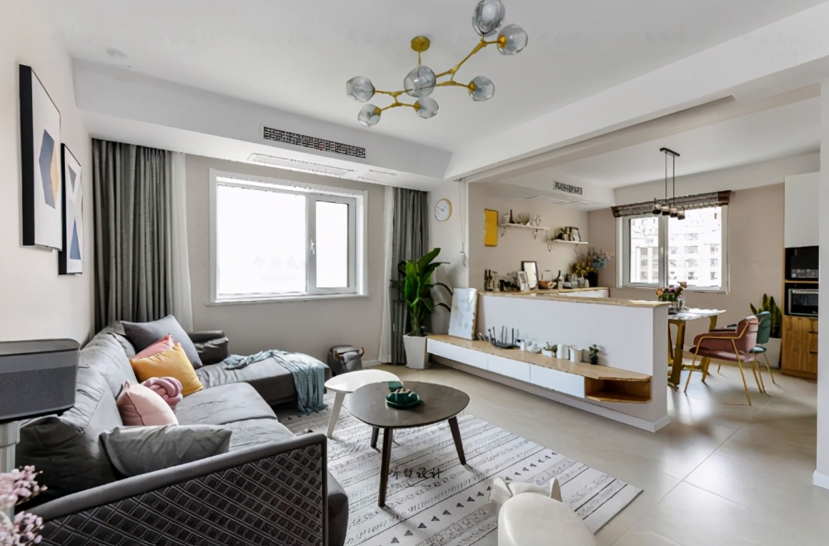 无阳台客厅装修88平米,无阳台轻奢风装修三室两厅实景