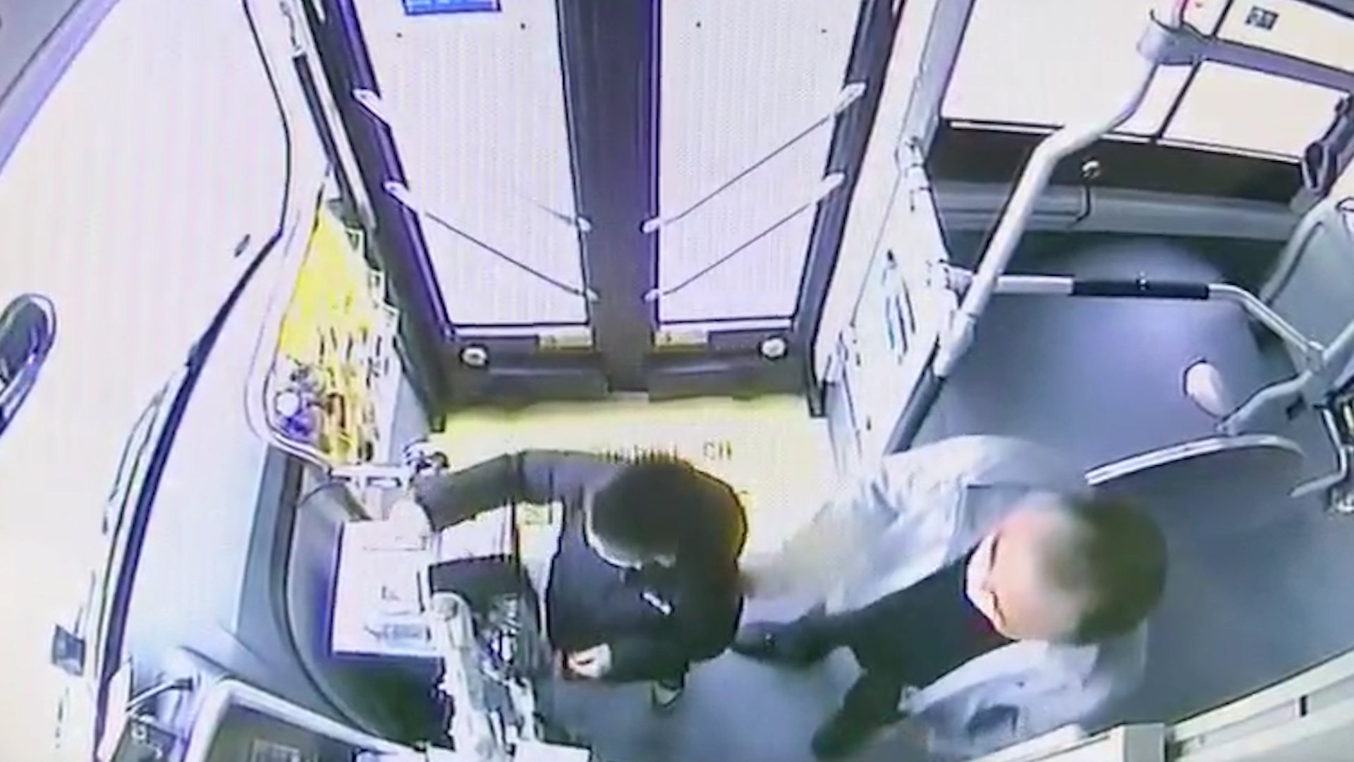 孩子上公交没投币，随后爸爸的做法堪称“教科书式”教育