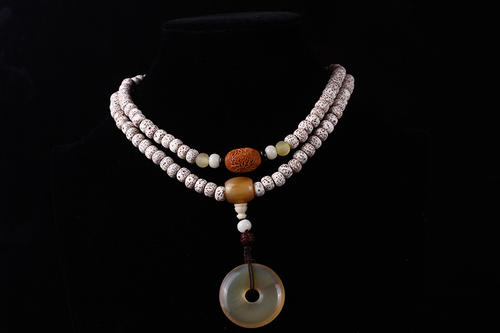 秋冬配毛衣项链选哪个颜色好看,冬天穿毛衣如何戴金项链