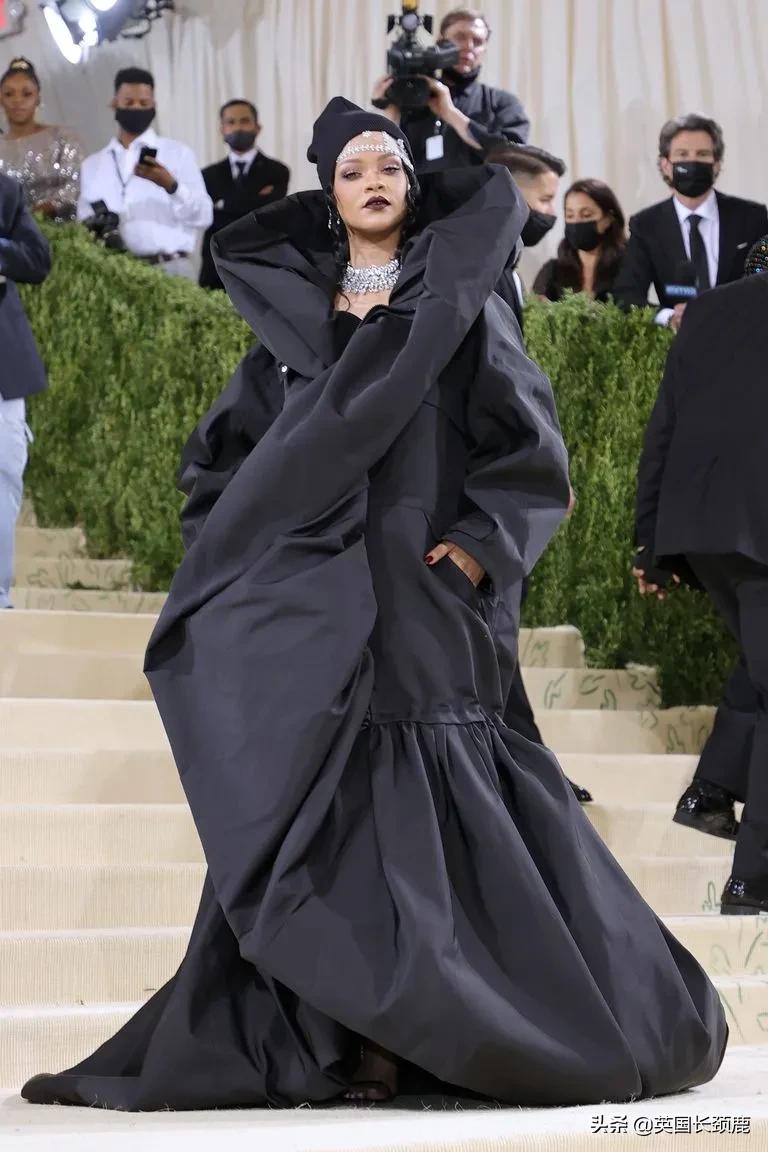 卡戴珊化身摄魂怪、碧梨赛白雪公主...今年METGALA妖魔鬼怪再出洞