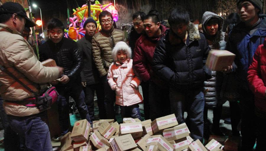 无主快递猫腻揭秘，网上当福袋10元包邮，网下称淘宝件遭村民围抢