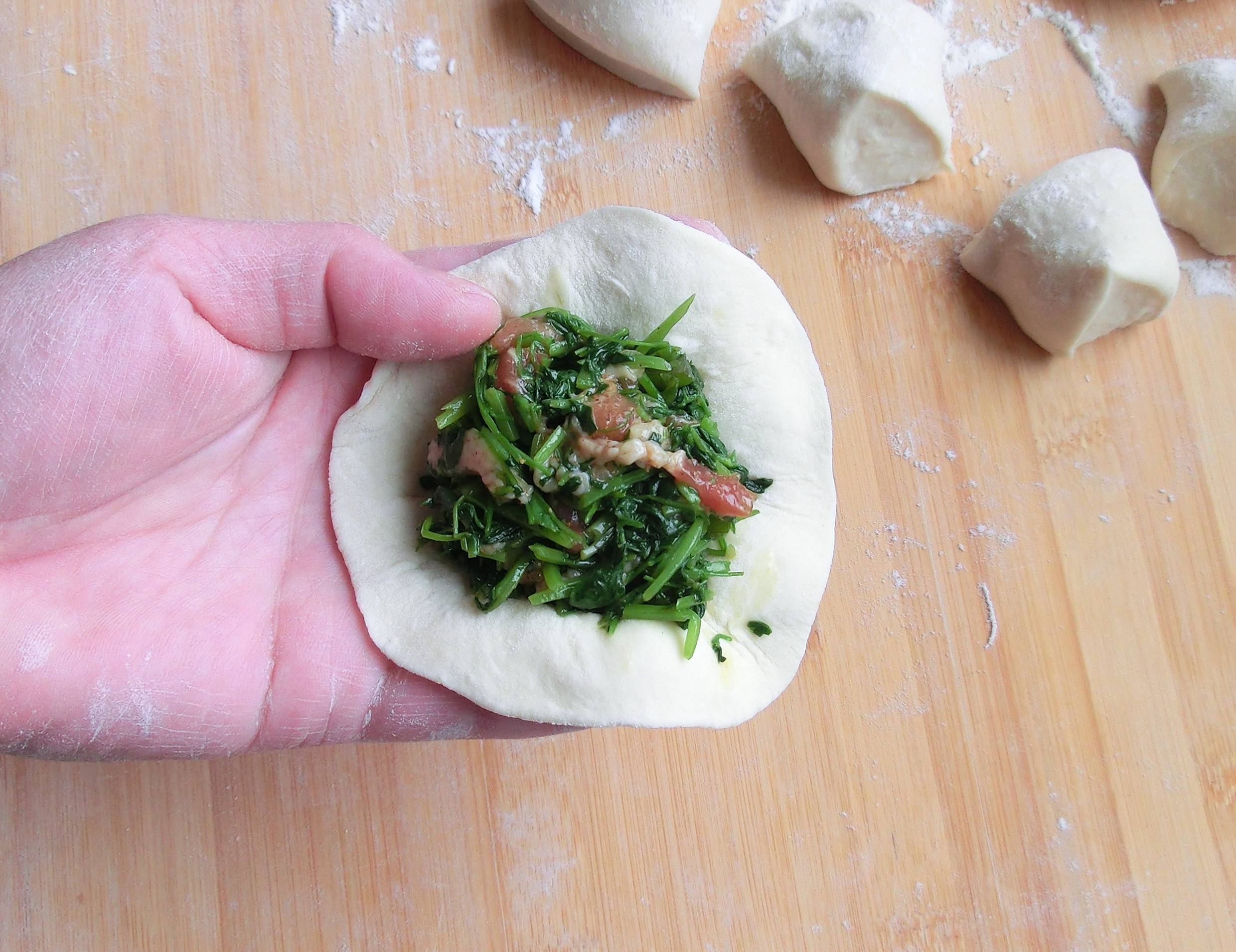 蒸包子的做法不要酵母粉,蒸包子时怎么让包子松软不塌陷