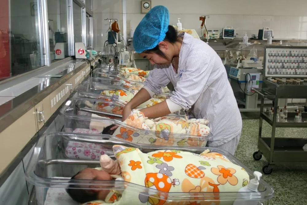 一例极低体重早产儿的个案护理,低体重新生儿还在住院