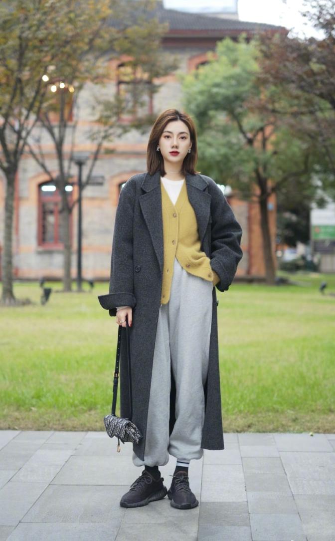 今年早春显瘦又百搭的五条神裤,小黑裤的百搭时尚