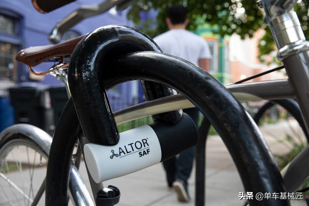 这应该是最大的自行车车锁了，据说可以防御任何攻击