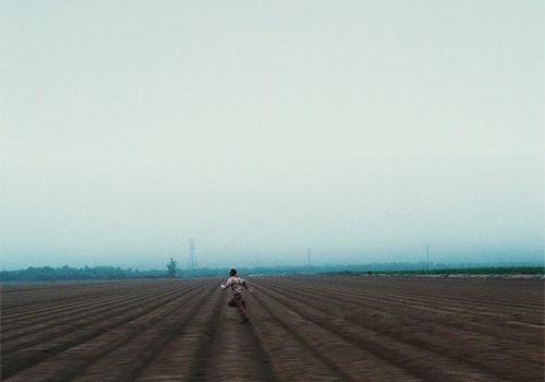 宝宝吃奶睡着放下就醒,宝宝在怀里能睡着一放下就醒