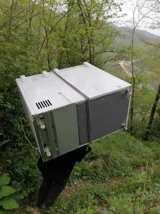 震惊!澳柯玛售后师傅背起冰柜暴走4公里秦岭山路