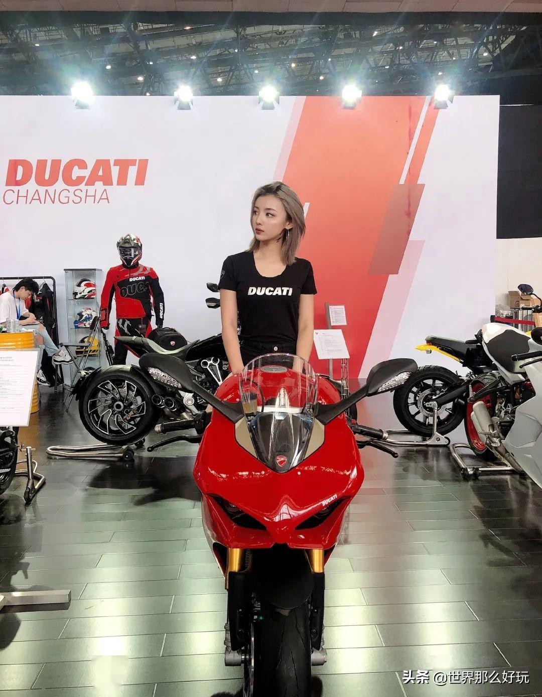 「高清大图」海口车展车模集体戴口罩，难掩身材曲线，呼之欲出