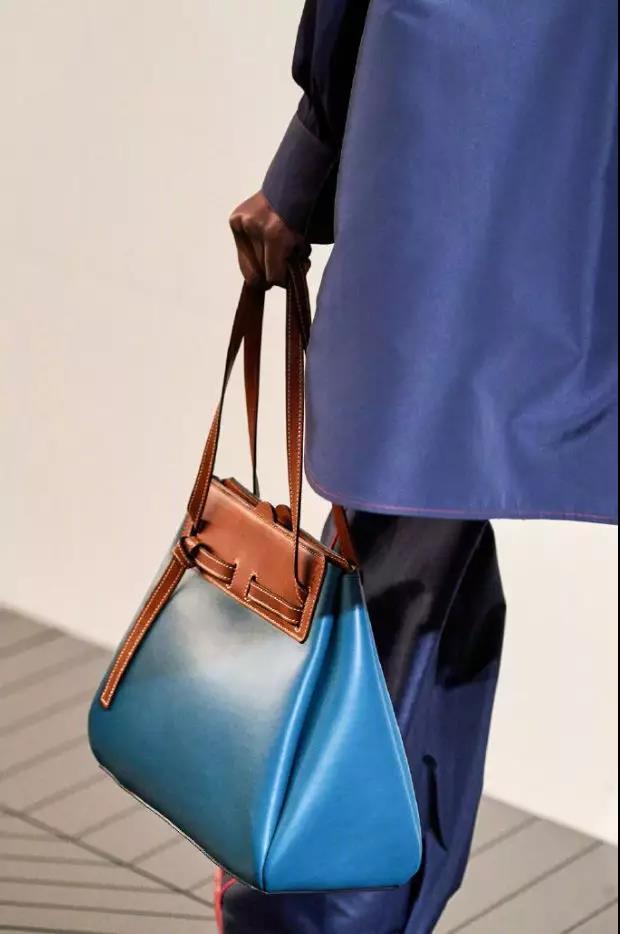 背出去的包包,包包背得长好看还是短好看