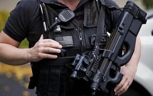 p90冲锋枪真实长相名字,p90冲锋枪真枪长什么样子