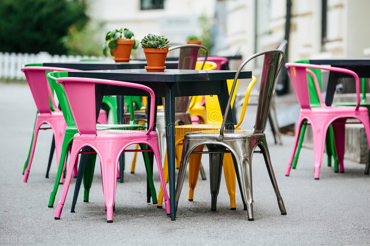 黄焖鸡一天卖1-2千一年能赚多少,黄焖鸡一天卖1000元能挣到钱么