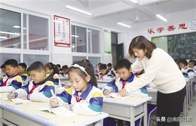 南阳：课后延时服务推行两个月，孩子们在学校过得咋样？记者走进校园探访体验——课后不“打烊”快乐伴成长