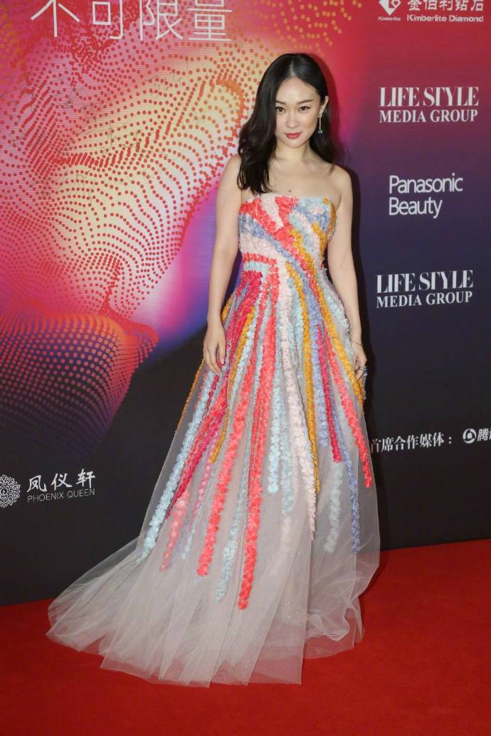 霍思燕抹胸波点裙,霍思燕吊带裙全身照