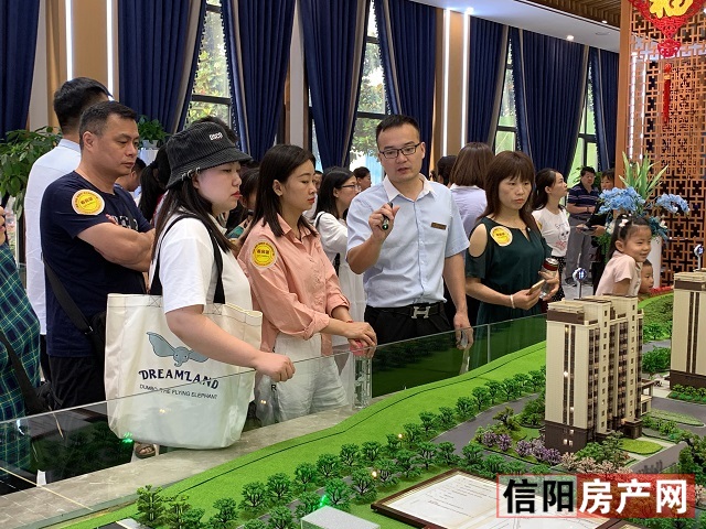 购房销售中心爆满,爆满的售楼部
