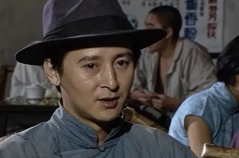 对程蝶衣恩将仇报的小四，27年后已两鬓斑白，但气质依旧如兰