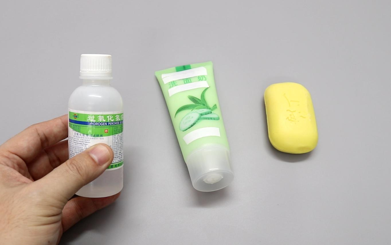 白色衣服染到血渍怎么洗掉,白衣服上有血渍怎么清洗干净