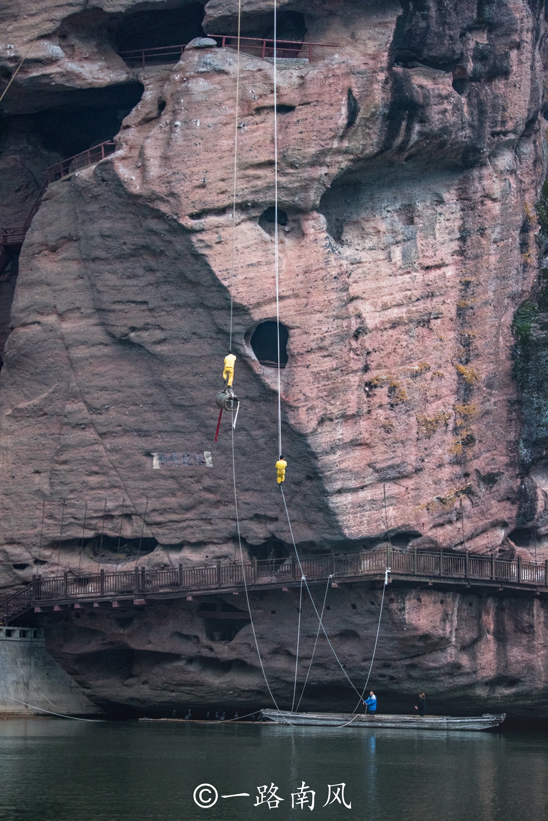 鹰潭龙虎山千年悬棺在哪里发现的,龙虎山悬崖棺材在哪里