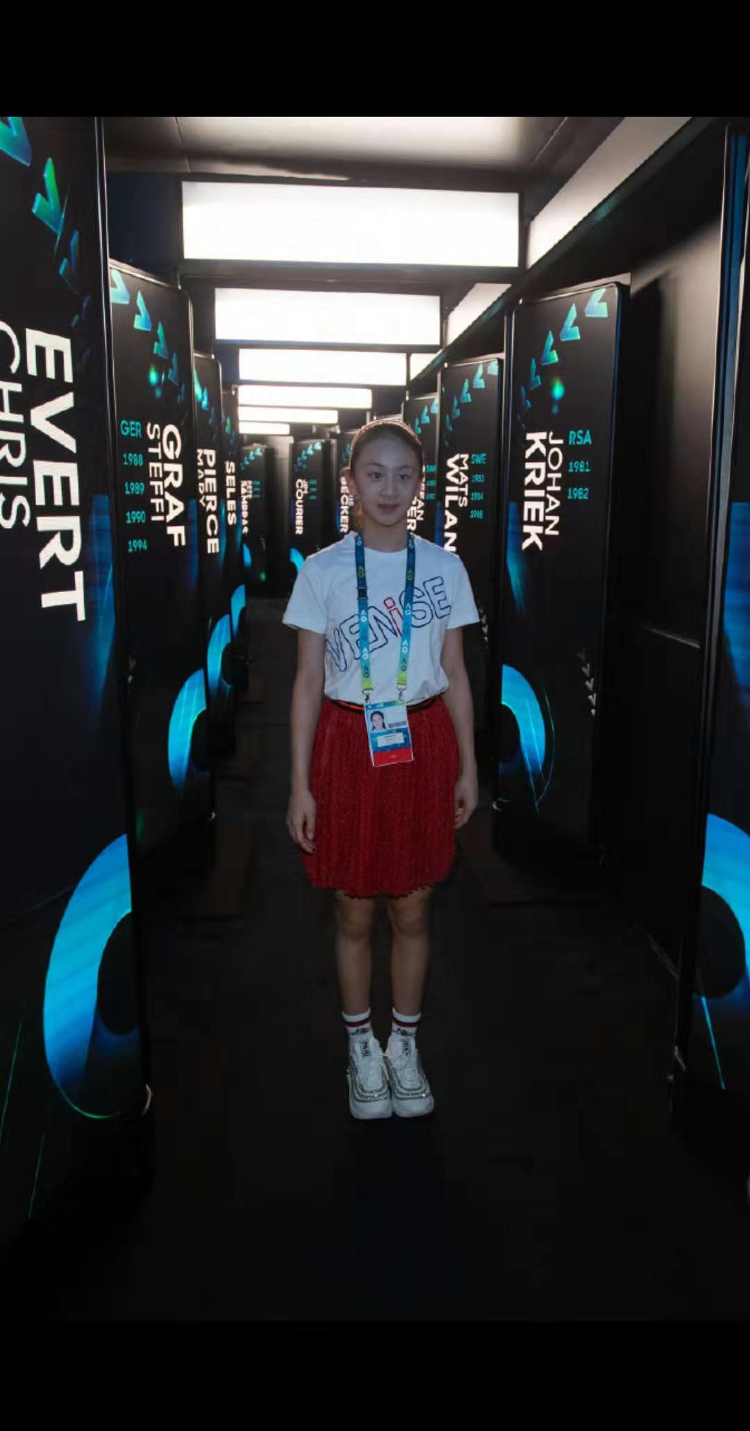 田亮森碟打底裤,田亮一家四口现身机场森碟好潮流