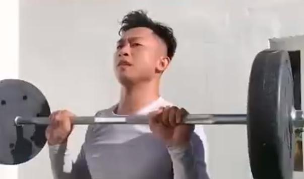 1条腿,一条腿一根拐杖的残疾老人