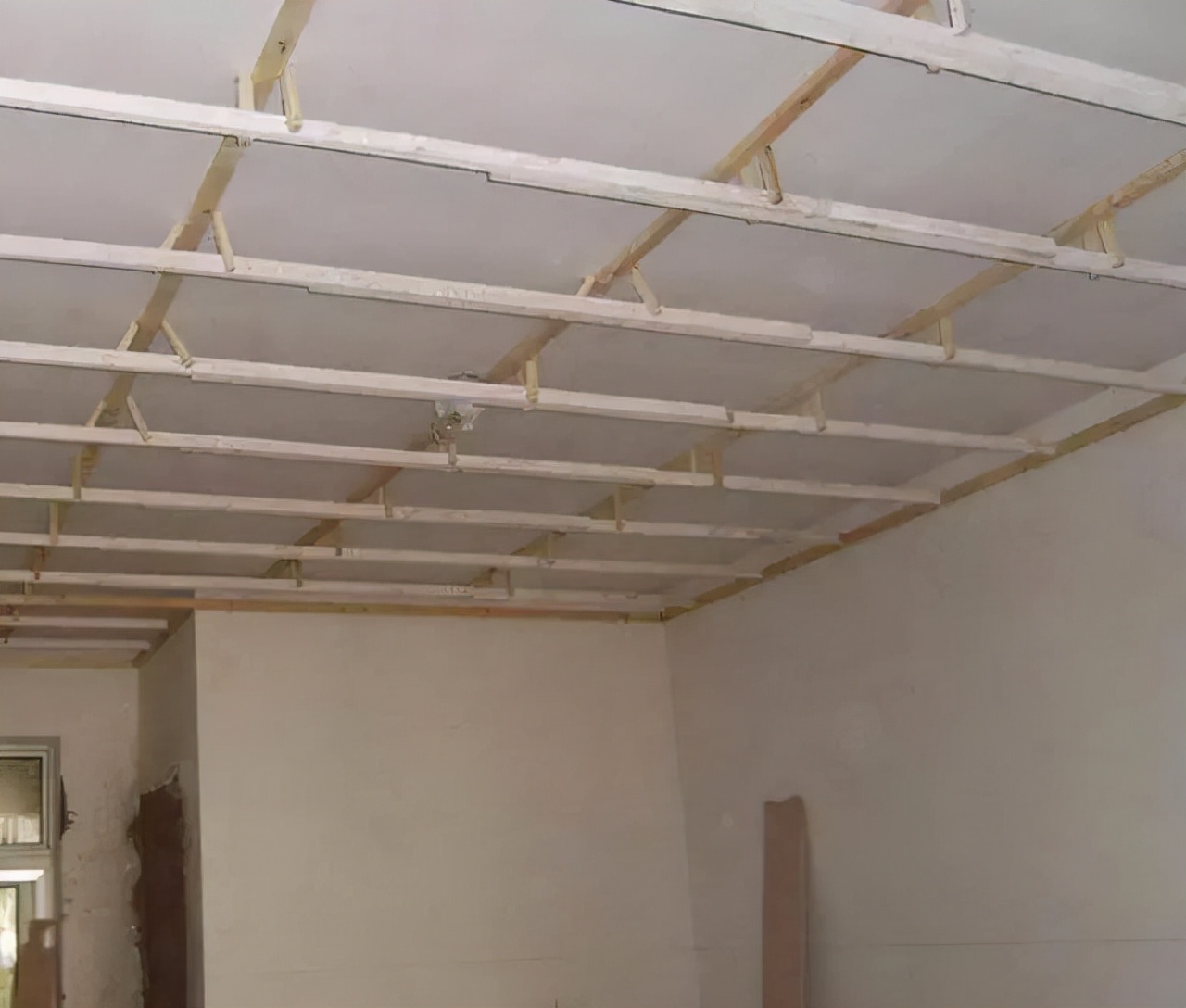 轻钢龙骨和木龙骨优缺点对比,轻钢龙骨和木龙骨哪个适合新手