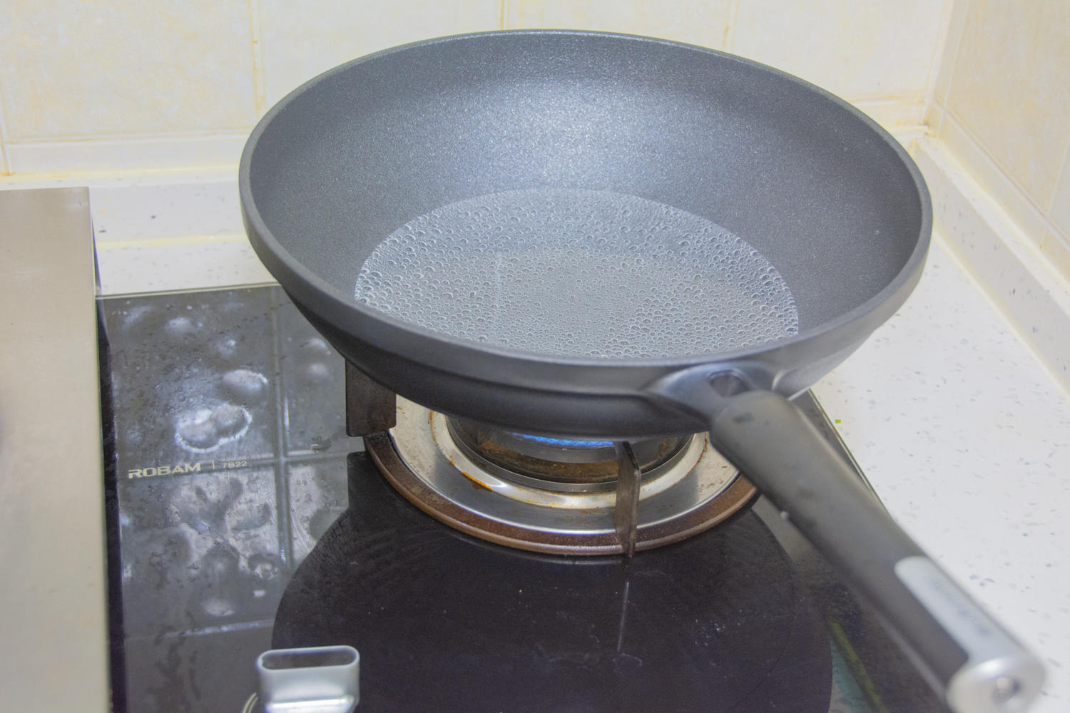 九阳晶钻一体不粘锅炒锅,九阳晶钻耐磨不粘锅炒菜视频