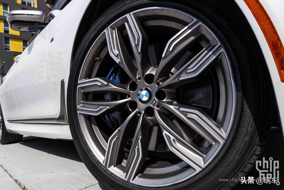 新款宝马m760liv12曜影特别版,宝马的v12