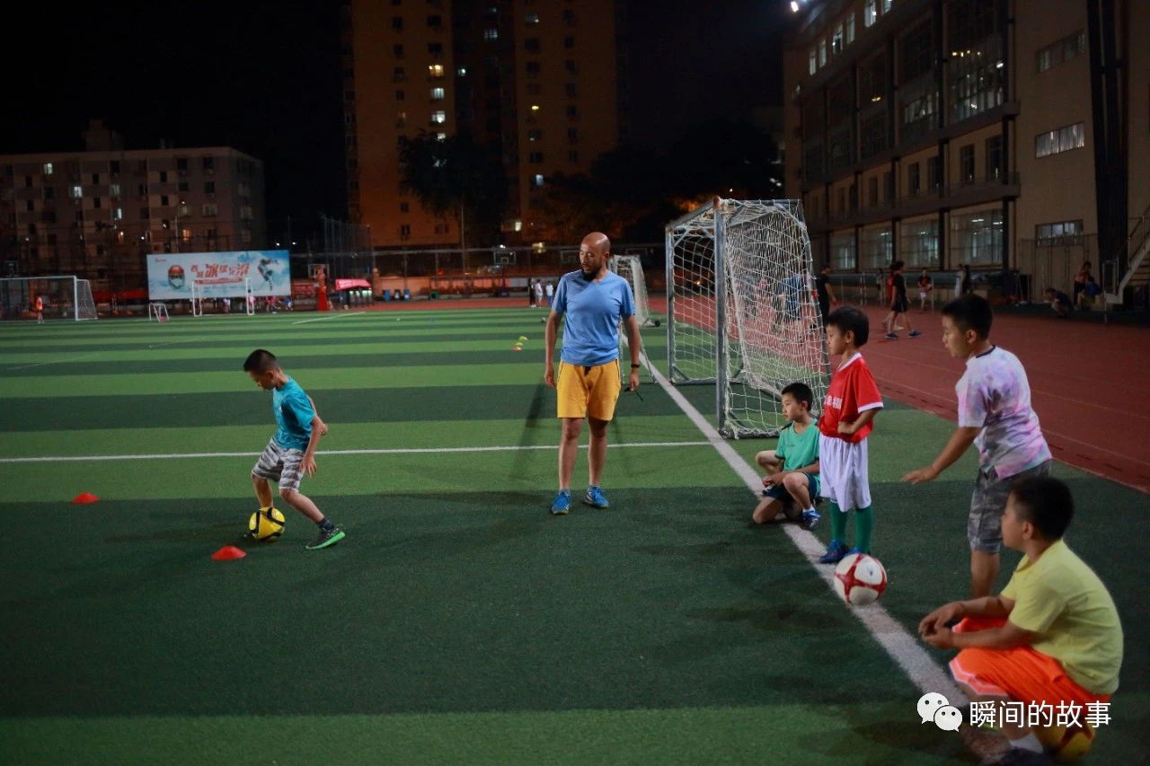 晚上的少年足球训练（一）