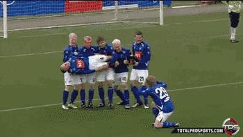 足球十大庆祝动作,足球庆祝动作梅西和小罗