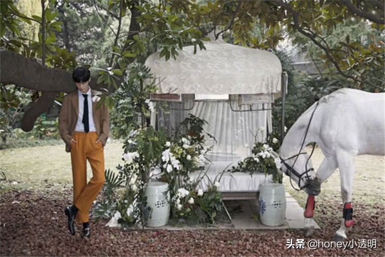 肖战穿gucci海军领外套,肖战淡紫色西装