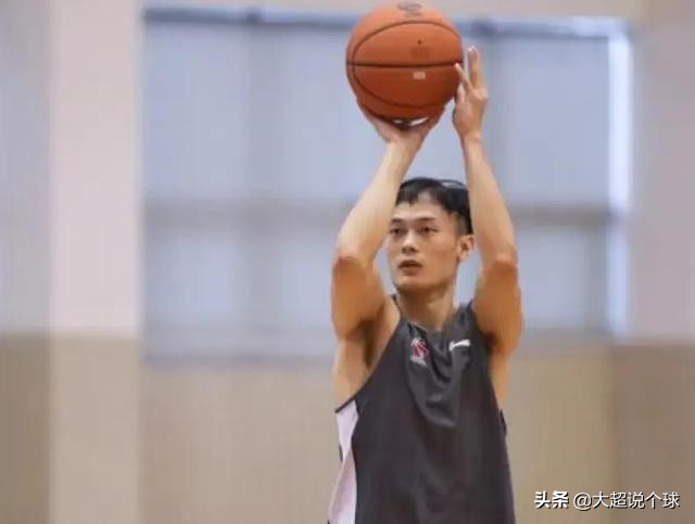 杜锋赛后敲打汤杰,杜锋让汤杰回更衣室