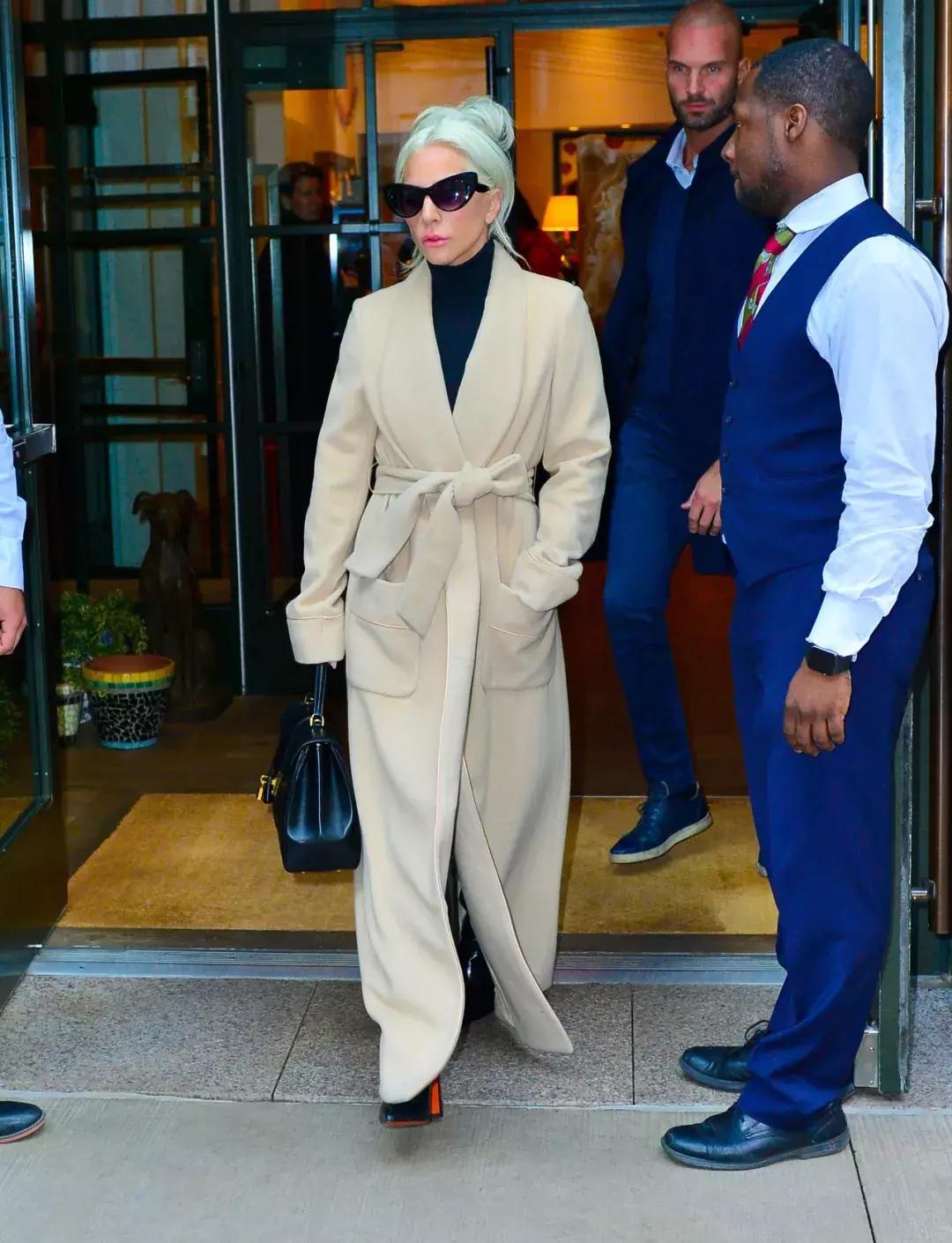 男士黑色羽绒服配什么打底衫,黑羽绒服大衣配什么打底衫