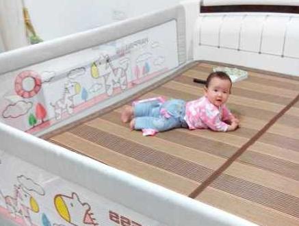 宝宝从床上摔下来正确对待的方式,宝宝从床上掉下来后会影响成长吗