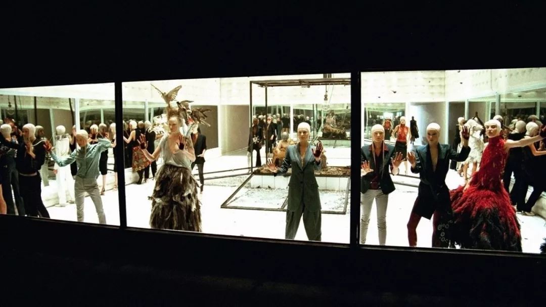 麦昆在时尚界的地位,时尚鬼才麦昆