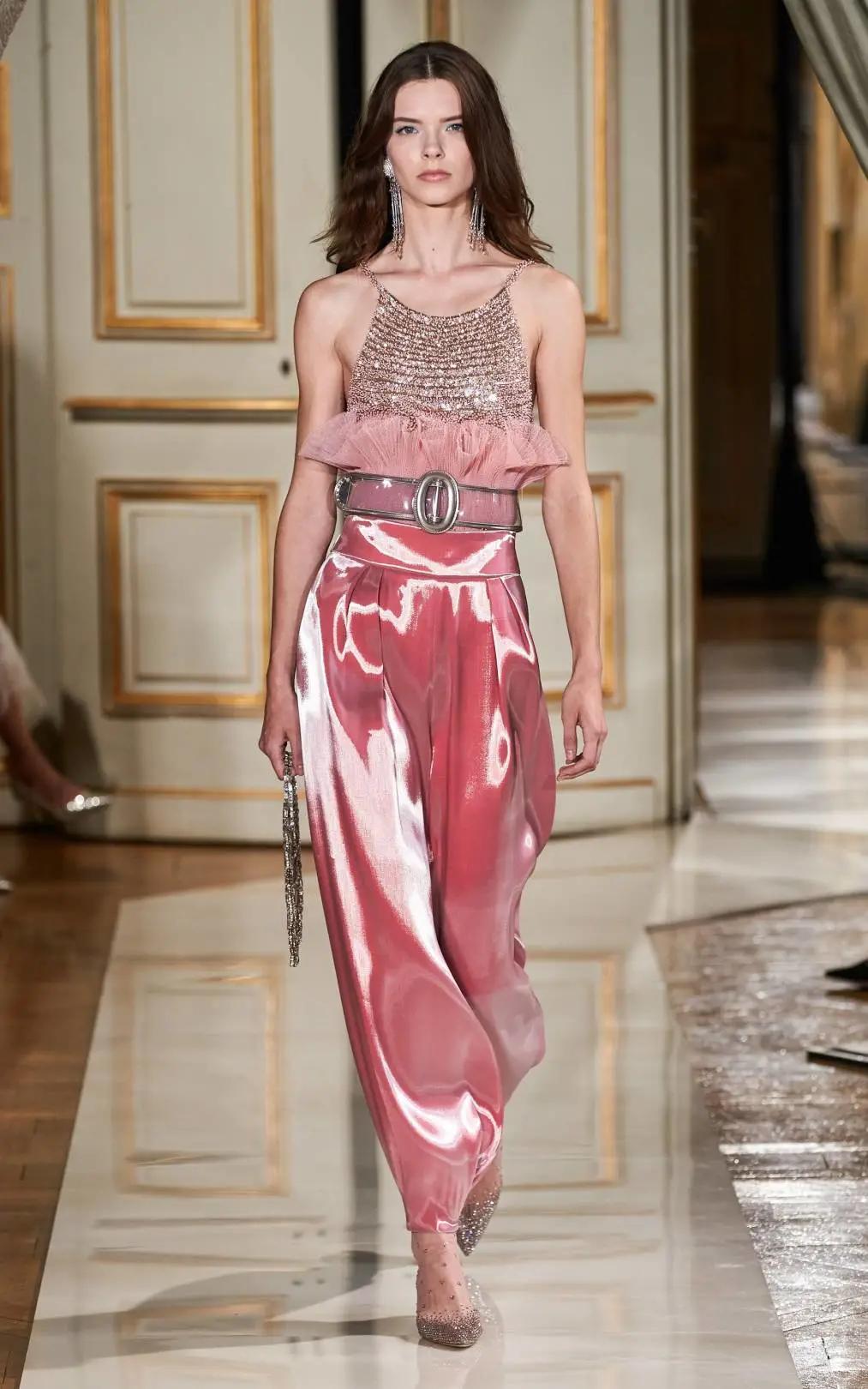 女明星红毯造型少不了它？网友：论优雅，还得是Armani的设计