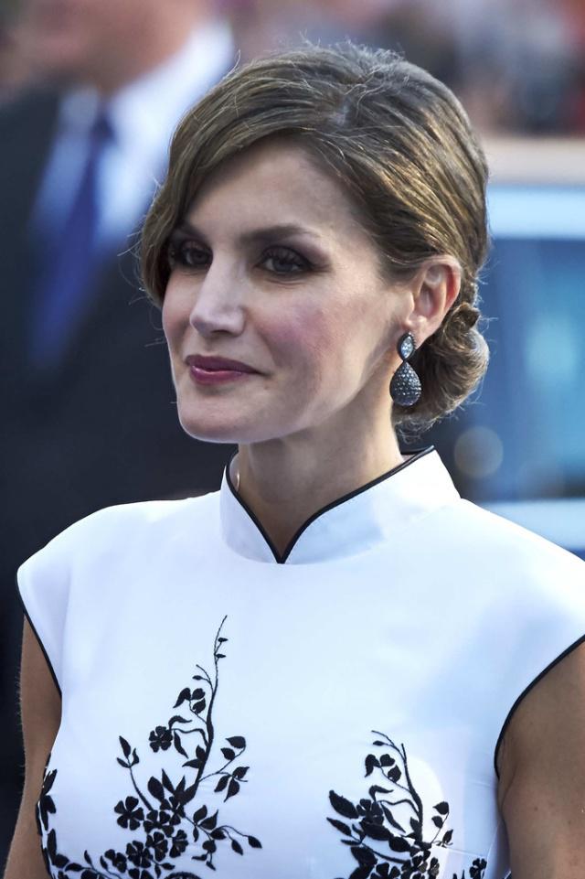 被称为“最励志灰姑娘”的王后,佩戴平价饰品,引领时尚的热潮