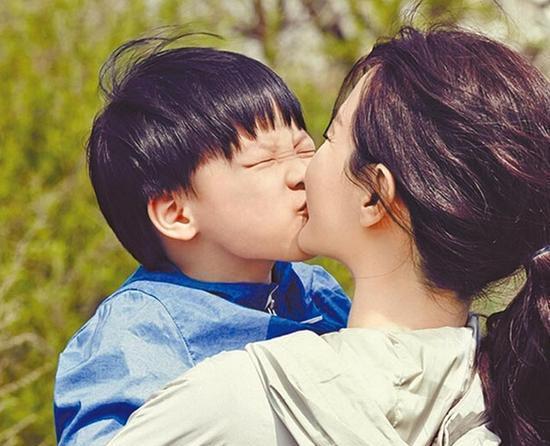 老公去接闺女放学视频,老公接孩子放学