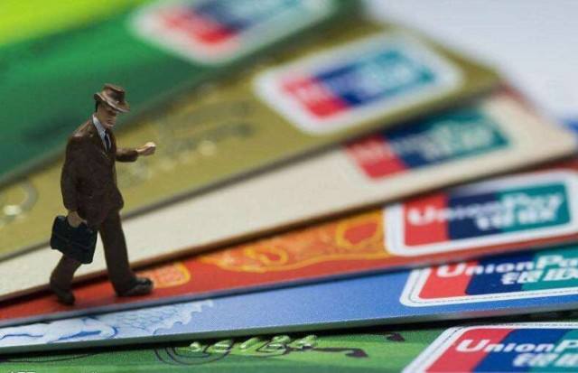 银行卡长期不用然后存钱钱被冻结,银行卡长期不用被冻结要收费吗