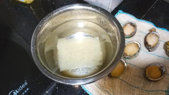 这样炒的鱿鱼脆嫩鲜香越吃越想吃,家常小炒鱿鱼鲜香美味下酒又下饭