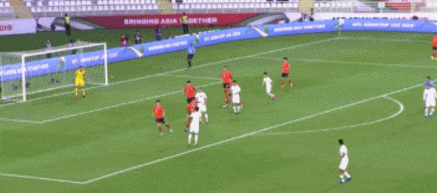 新华社:停球十米外从躲球哥到停球哥,中韩大战后他称享受过程