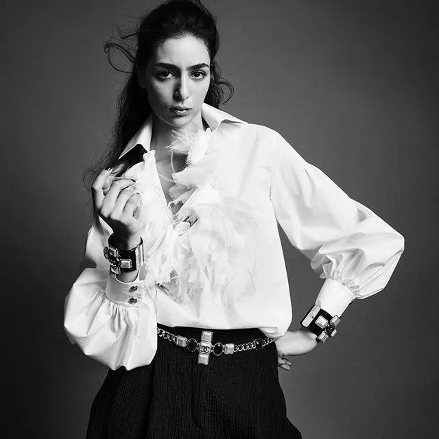 T恤穿腻了？想要时髦又遮肉，春夏白衬衫应该这么洗和这样穿