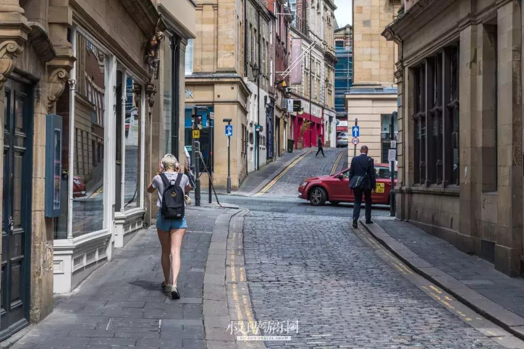 纽卡斯尔,店主为我弹奏了一把十万元的吉他