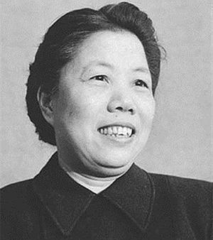 毛毛被送走,毛*东泽**一夜未眠,反复写这几字:英,青,龙,红