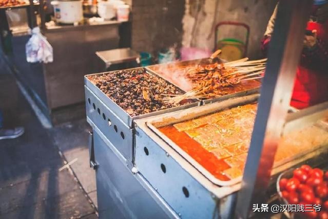 武汉人的过早莫过于一碗热干面,一碗热干面是武汉人最顽强的味道