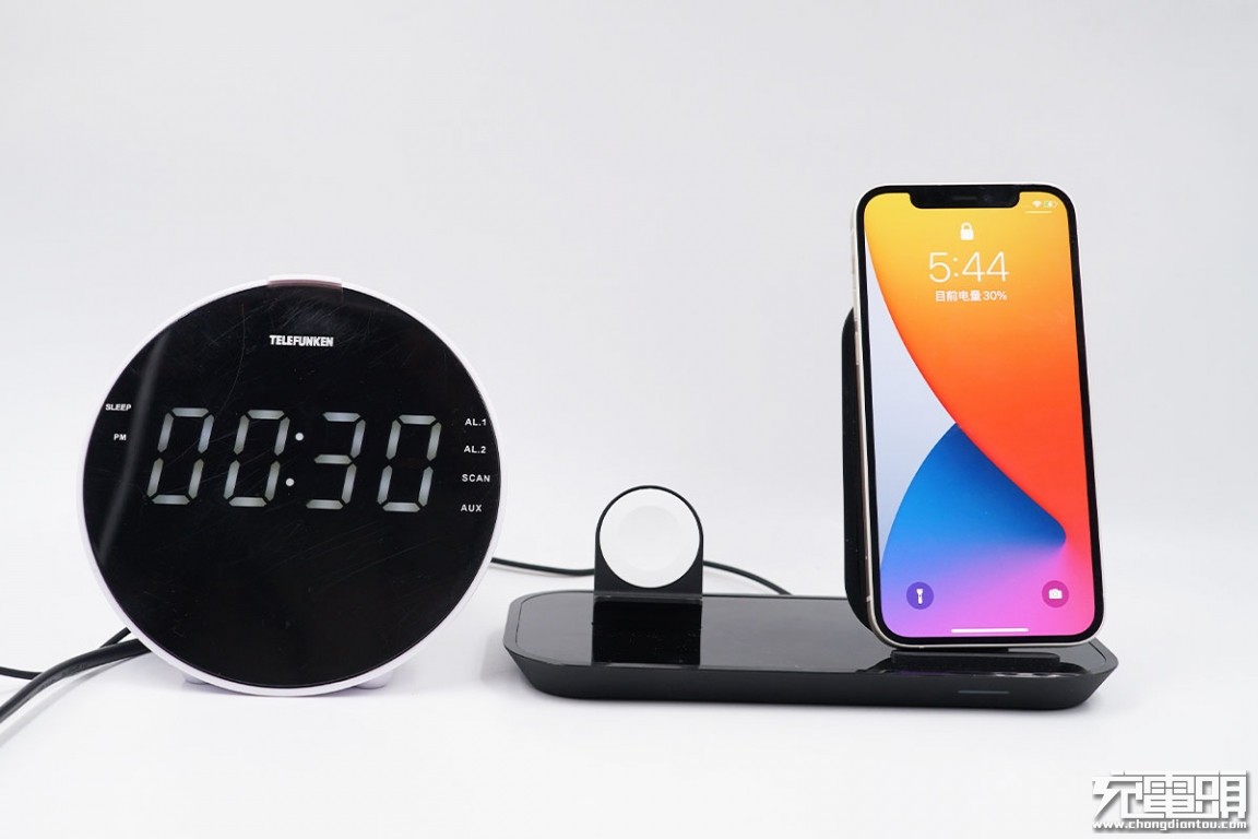 mophie二合一无线充电底座,mophie推出四合一无线充电器